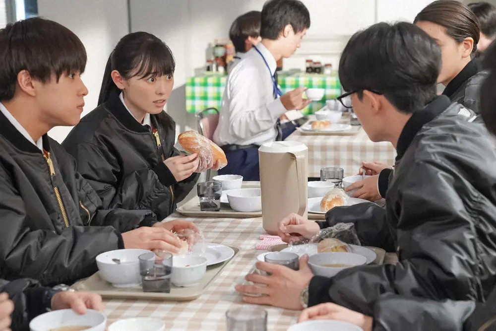連続テレビ小説「舞いあがれ!」第9週は「私らはチームや」 航空学校・食堂にて。中澤からある話を聞く舞たち（C）NHK