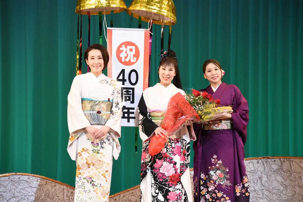 原田悠里（中央）の40周年記念ライブに参加した水田竜子（左）と水城なつみ（右）