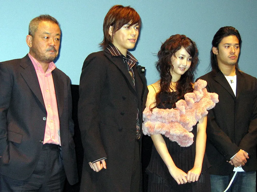 2004年、東京国際映画祭で特別招待作品「パッチギ！」の舞台あいさつに登場した（左から）井筒和幸監督、塩谷瞬、沢尻エリカ、高岡蒼佑