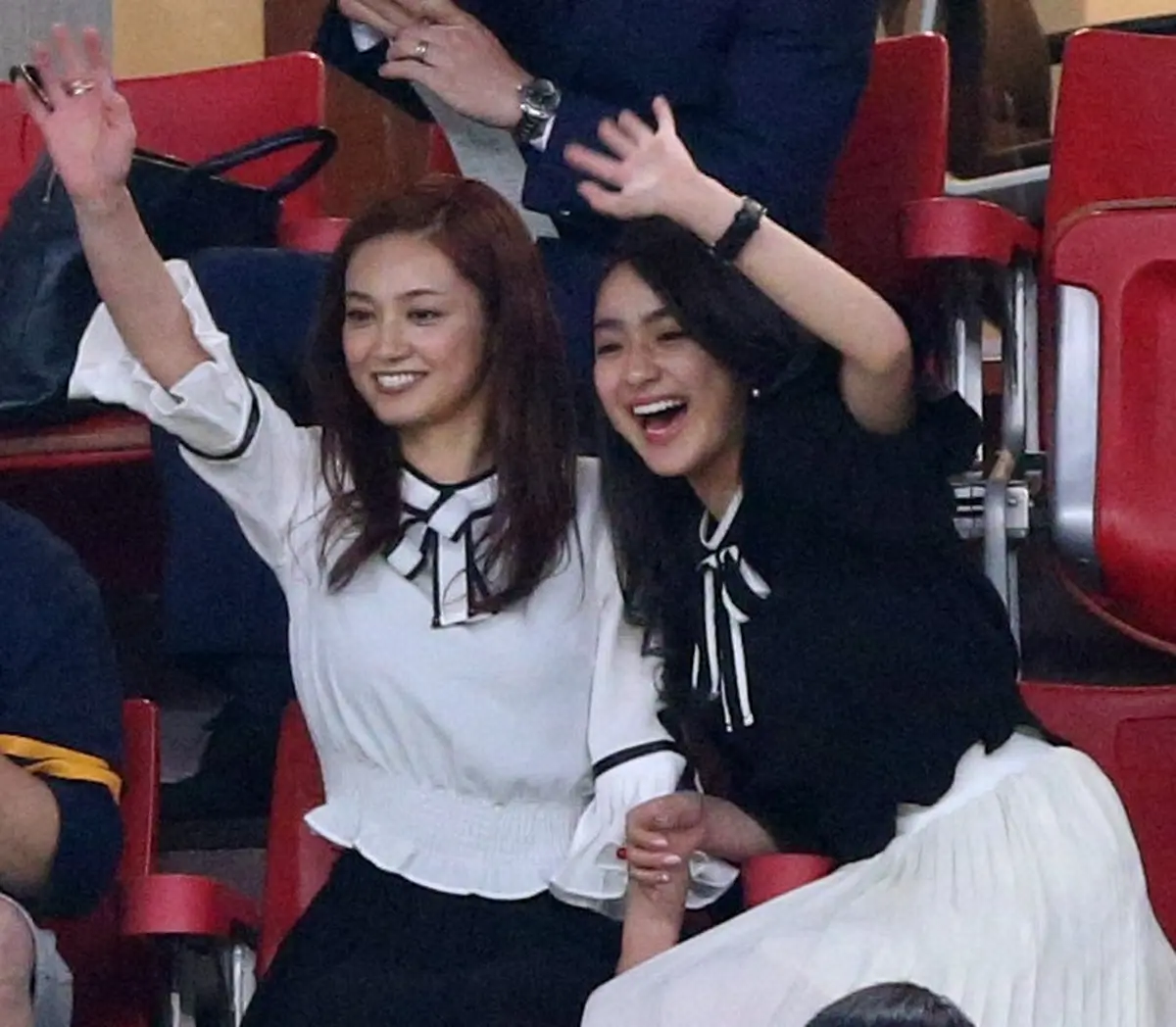 キリンチャレンジカップ2016＜日本・ブルガリア＞ピッチのDF長友（インテル・ミラノ）に向かって手を振る（左から）女優の平愛梨、平祐奈