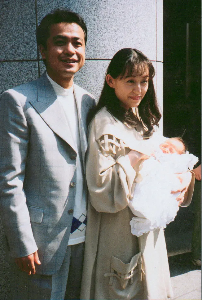 長男をお披露目する中山秀征（左）・白城あやか（右）（1999年3月24日撮影）