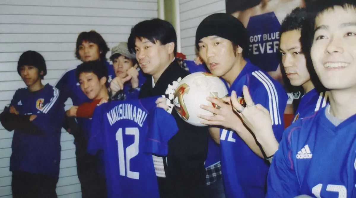 ２００２年W杯日韓大会の公式ユニホームお披露目イベントに、吉本の若手芸人らと出演