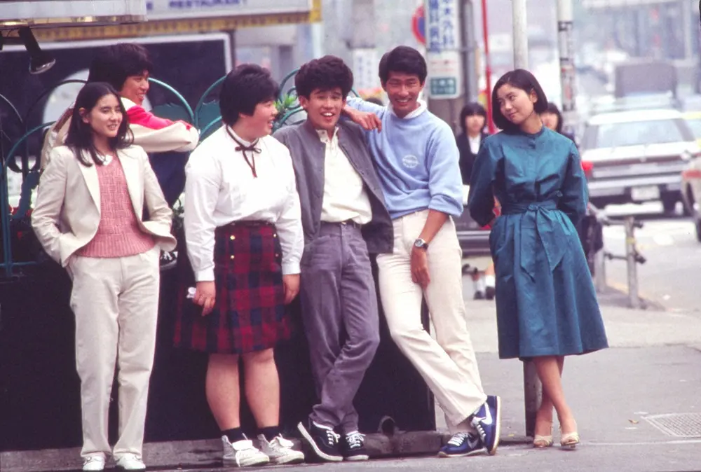 懐かしすぎる！若い！1983年、ふぞろいの林檎たちの撮影現場ショット。（左から） 石原真理子、時任三郎、中島唱子、柳沢慎吾、中井貴一、手塚理美