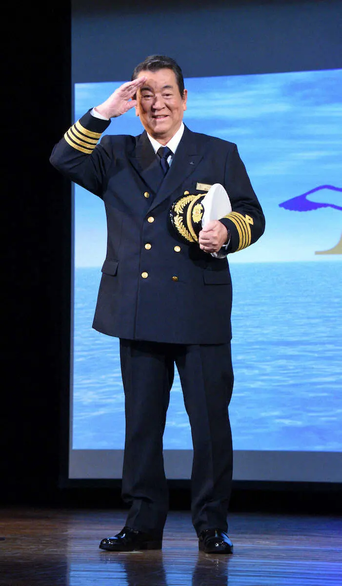 名誉船長を務める豪華客船「飛鳥Ⅱ」の船上コンサートについて取材に応じる加山雄三