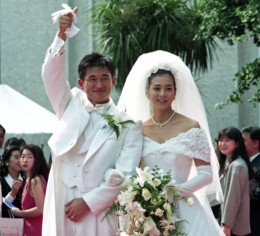 結婚式を挙げた三浦知良（左）とりさ子夫人（1993年撮影）