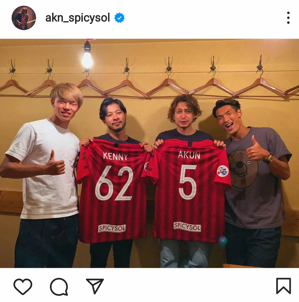 サッカー元日本代表の槙野智章と写真に納まる「SPiCYSOL」のギタリストAKUN（公式インスタグラム@akn_spicysolより）