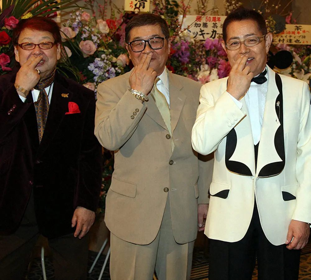 そろって「加トちゃんペッ！」のポーズをとるドリフの（左から）高木ブー、仲本工事さん、加藤茶