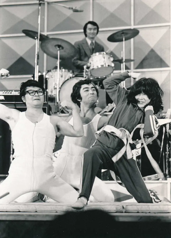1985年、「8時だョ！全員集合」で体操を披露する仲本さん（左）。中央は志村けんさん