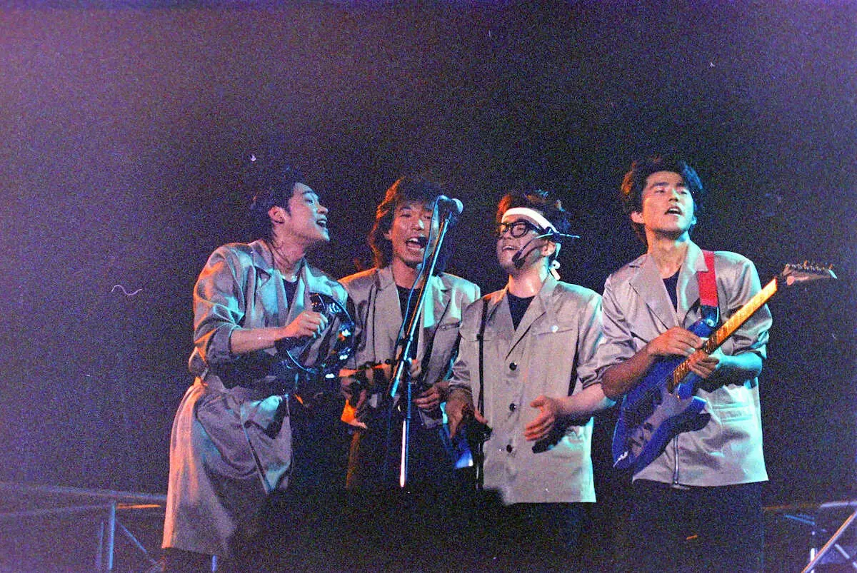 解散宣言から一夜明け、サヨナラ公演に臨み4人でくっつくC－C－Bの（左から）渡辺英樹、田口智治、笠浩二、米川英之（1989年撮影）