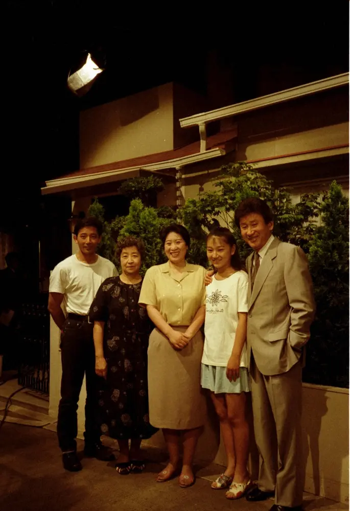 1992年、毎日テレビ「ある日、突然‥」の制作発表で笑顔を見せる、あき竹城さんら出演陣