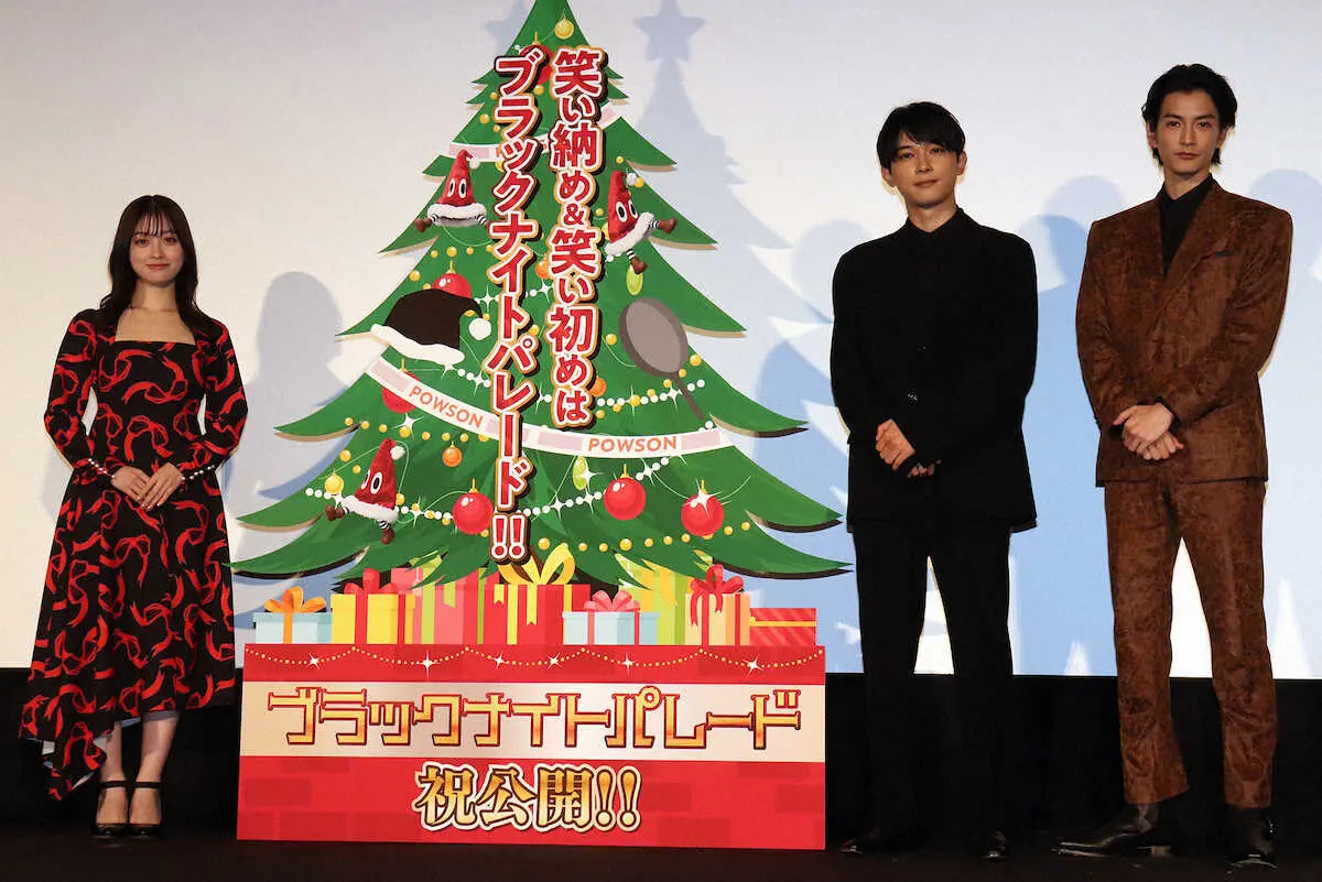 映画「ブラックナイトパレード」の初日舞台あいさつを行った（左から）橋本環奈、吉沢亮、渡邊圭祐