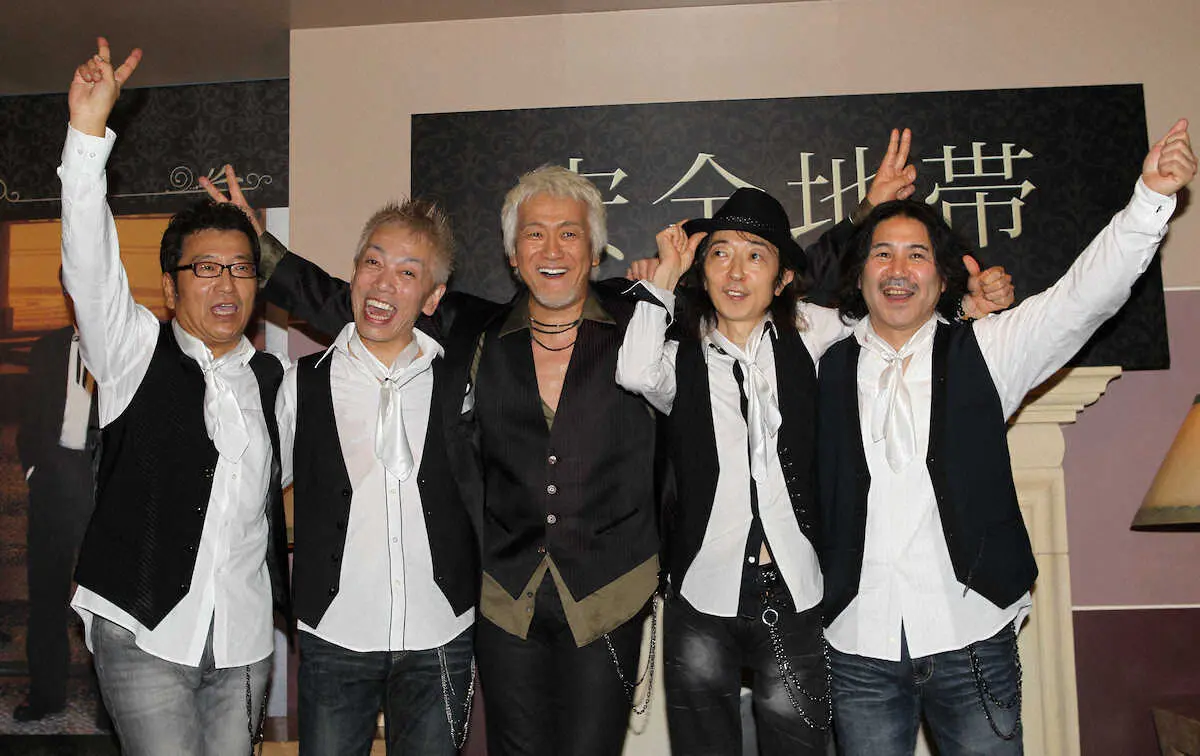 2012年、「安全地帯」デビュー30周年パーティー会見で玉置浩二（中央）らメンバーと笑顔を見せる田中裕二さん（左から２人目）