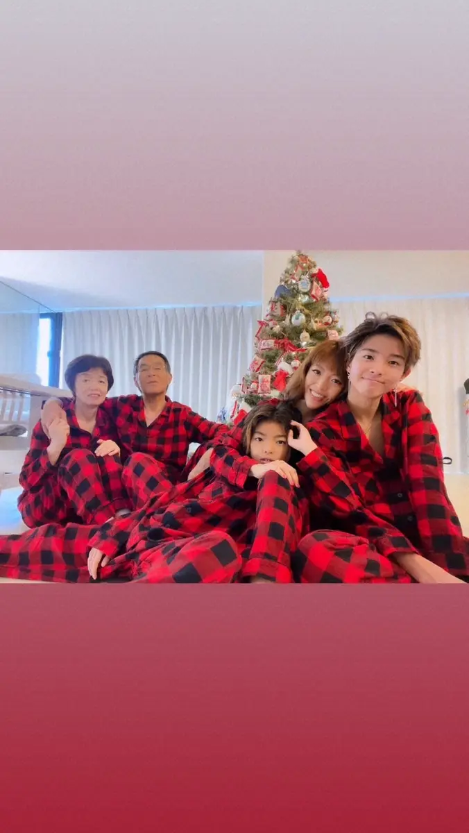 山口達也の元妻・高沢悠子さん 長男Shotaro、次男、両親とお揃いパジャマ姿で“Xmas家族写真”
