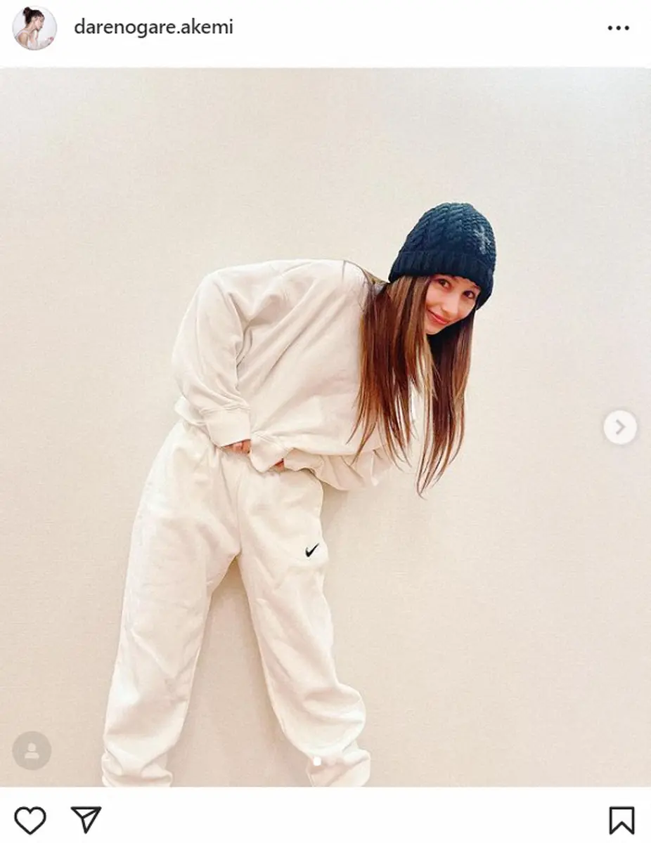 ダレノガレ明美　ジャージのすっぴん写真公開　全身真っ白で洗練されたスタイリング披露