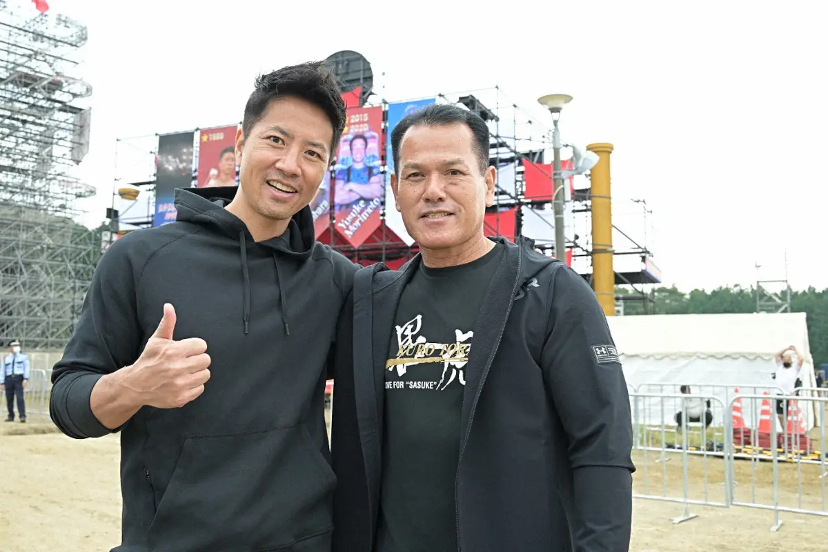 “ミスターSASUKE”こと山田勝己氏（右）と笑顔で記念撮影するケイン・コスギ
