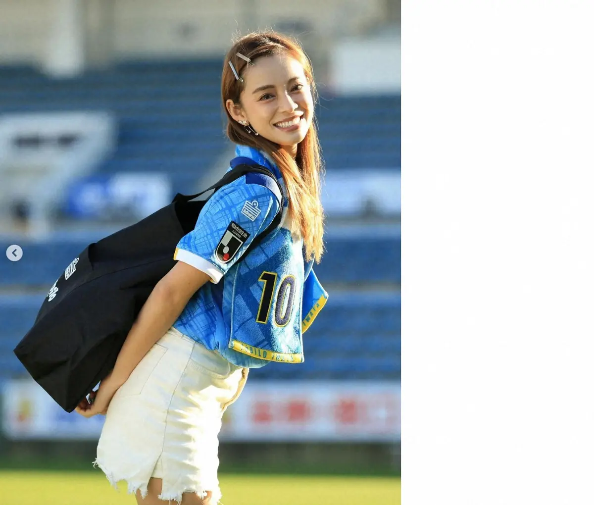 【画像・写真】W杯で話題の美人サポ・SHONO　ピッチでミニスカ姿披露に「美脚だねぇ」「可愛い！」