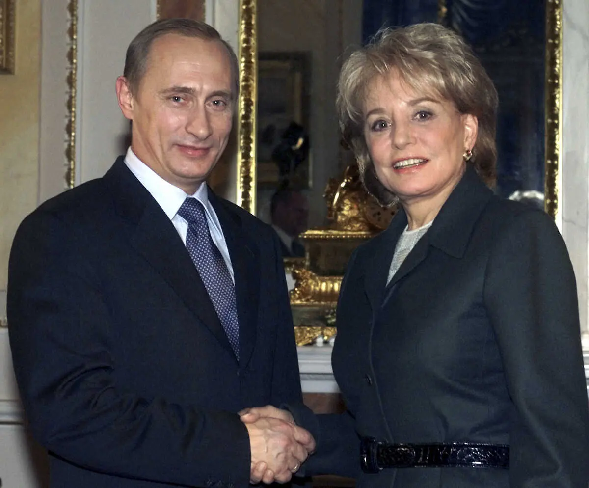 2001年、ロシアのプーチン大統領と会ったウォルターズさん（AP）