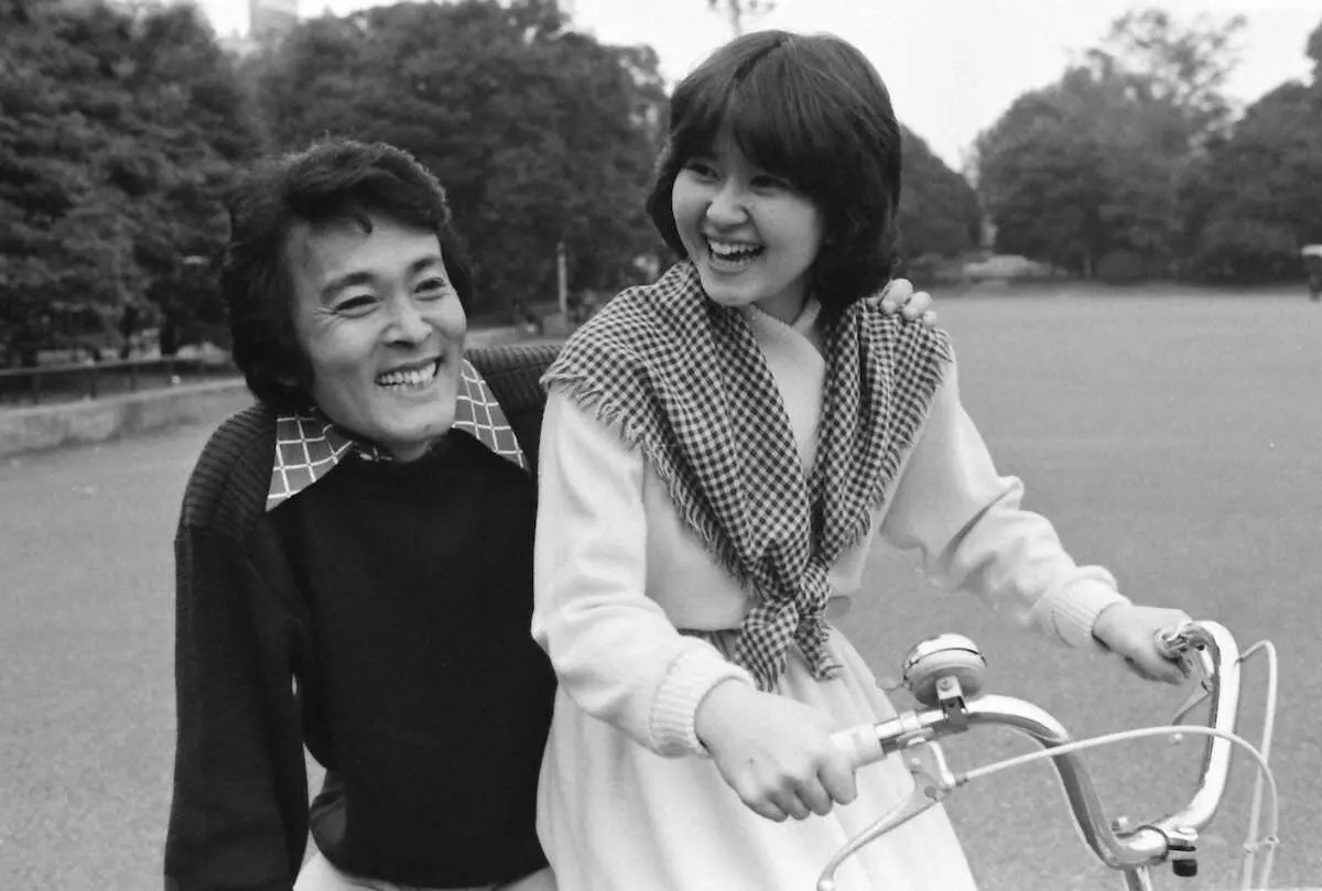 平尾昌晃さん（左）とペアを組み、78年「カナダからの手紙」で歌手デビューした畑中葉子