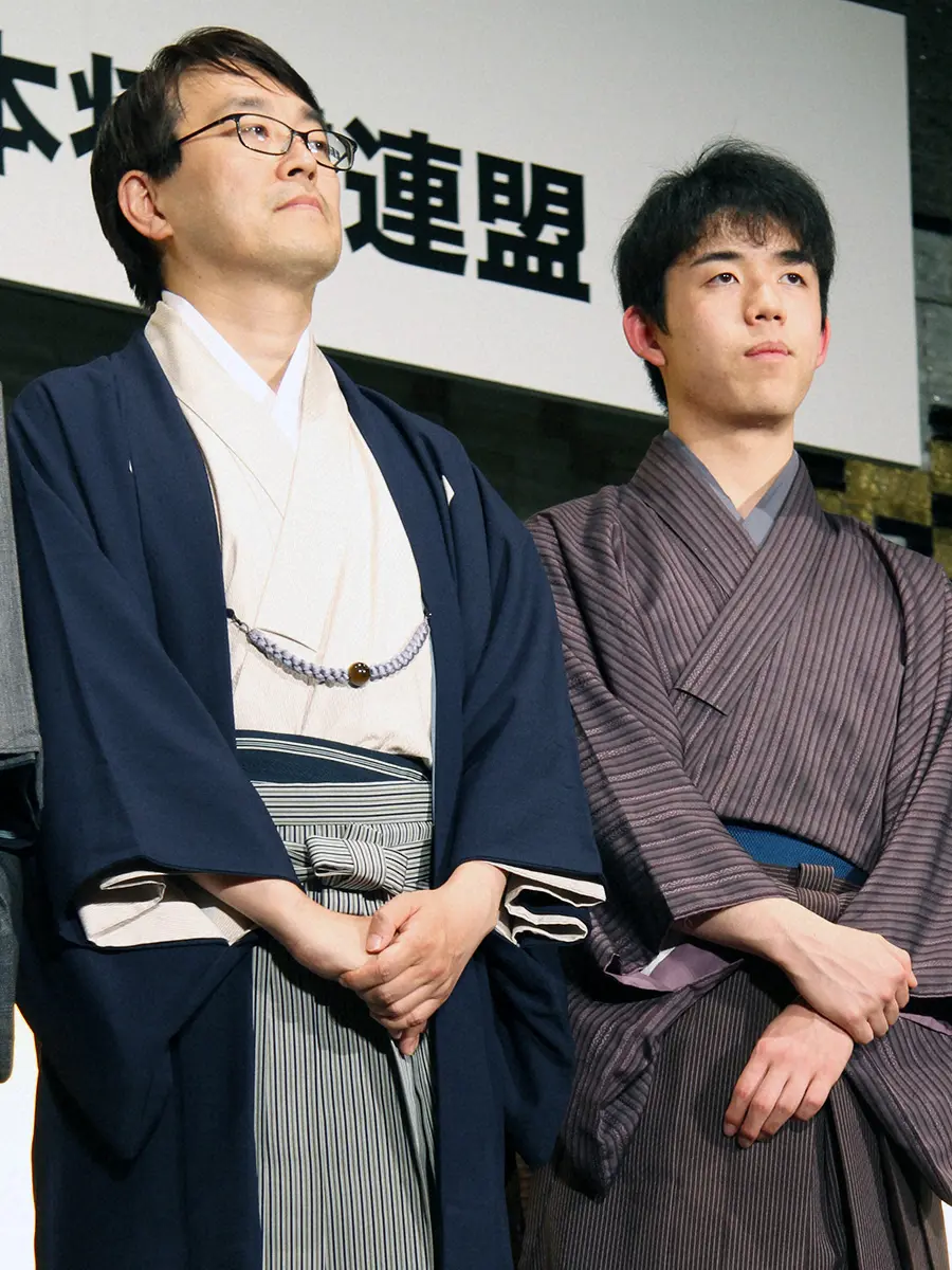 タイトル戦で初対決する羽生九段（左）と藤井王将