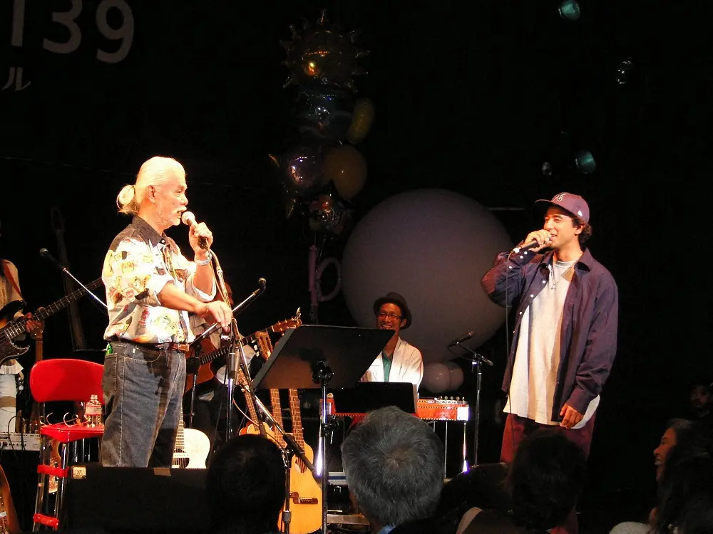 2006年、コンサートで息子の真木蔵人（右）と共演する歌手・マイク眞木