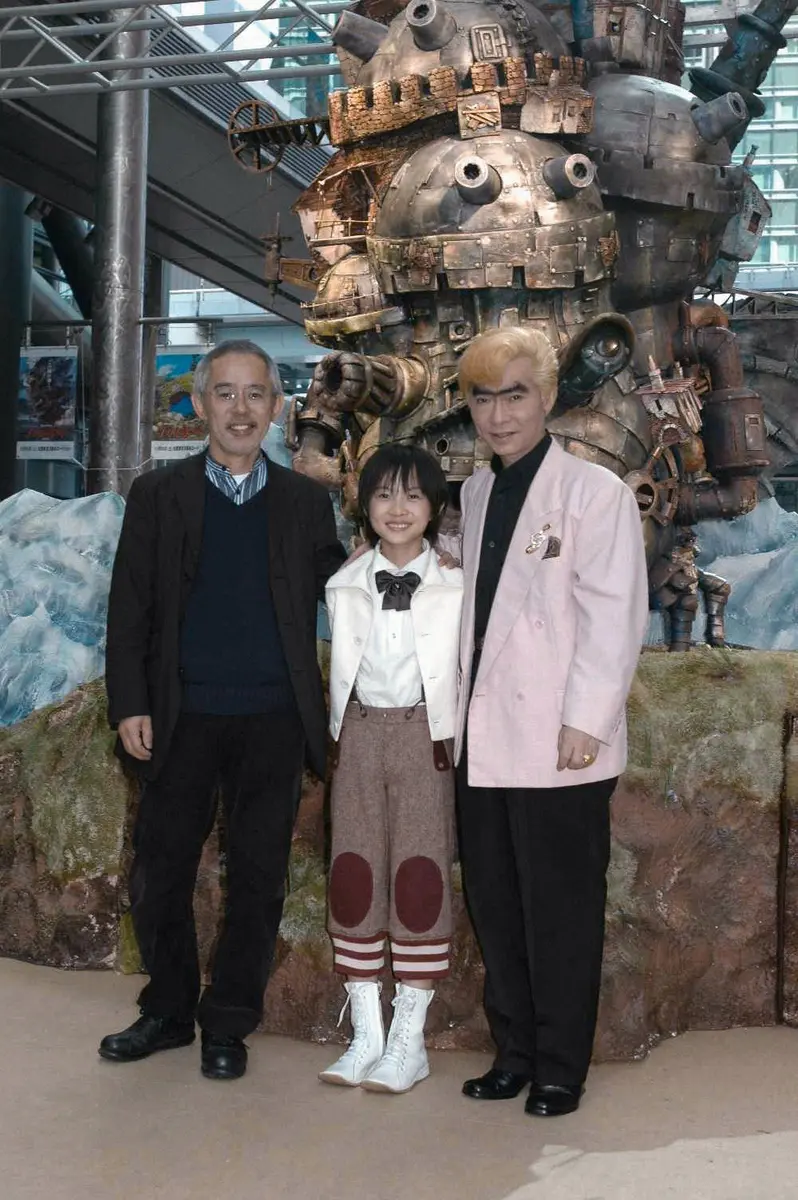 04年、「ハウルの動く城」ＰＲイベントに登場した（左から）鈴木敏夫プロデューサー、声を担当した神木隆之介、我修院達也