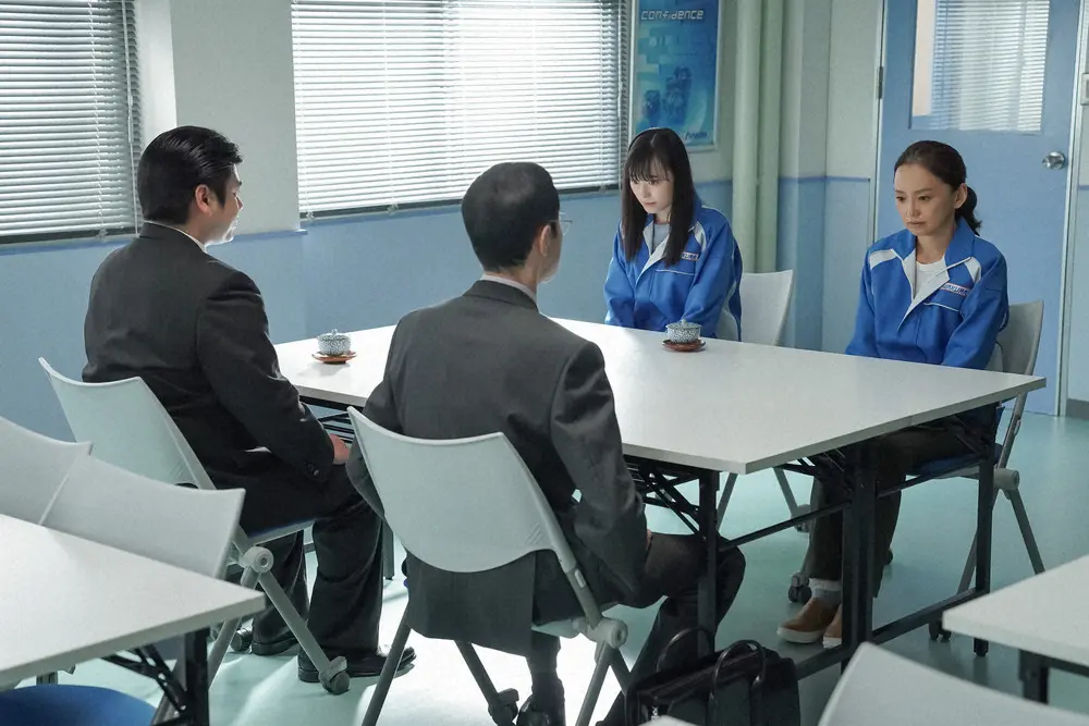 連続テレビ小説「舞いあがれ!」第15週は「決断の時」 IWAKURA・会議室にて。今後について話し合うめぐみ（永作博美）たち（C）NHK