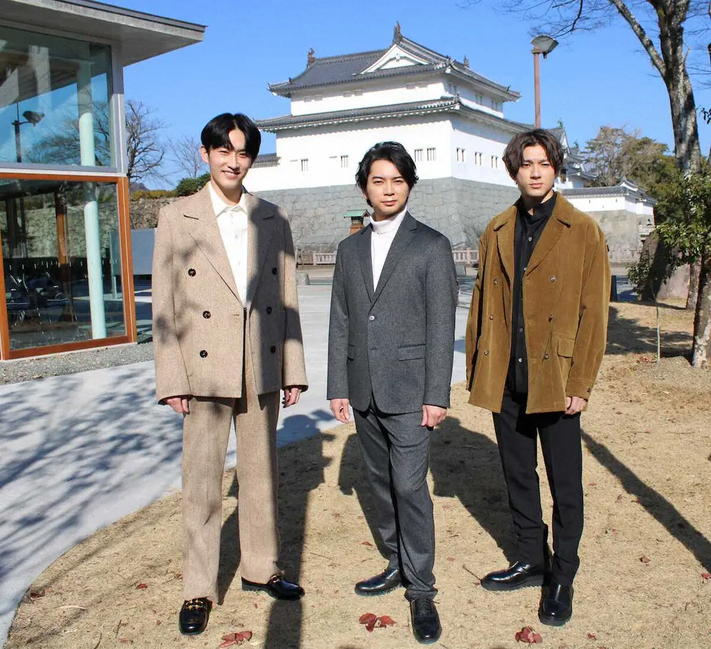 静岡市歴史博物館と駿府城前で写真撮影する（左から）杉野遥亮、松本潤、山田裕貴　