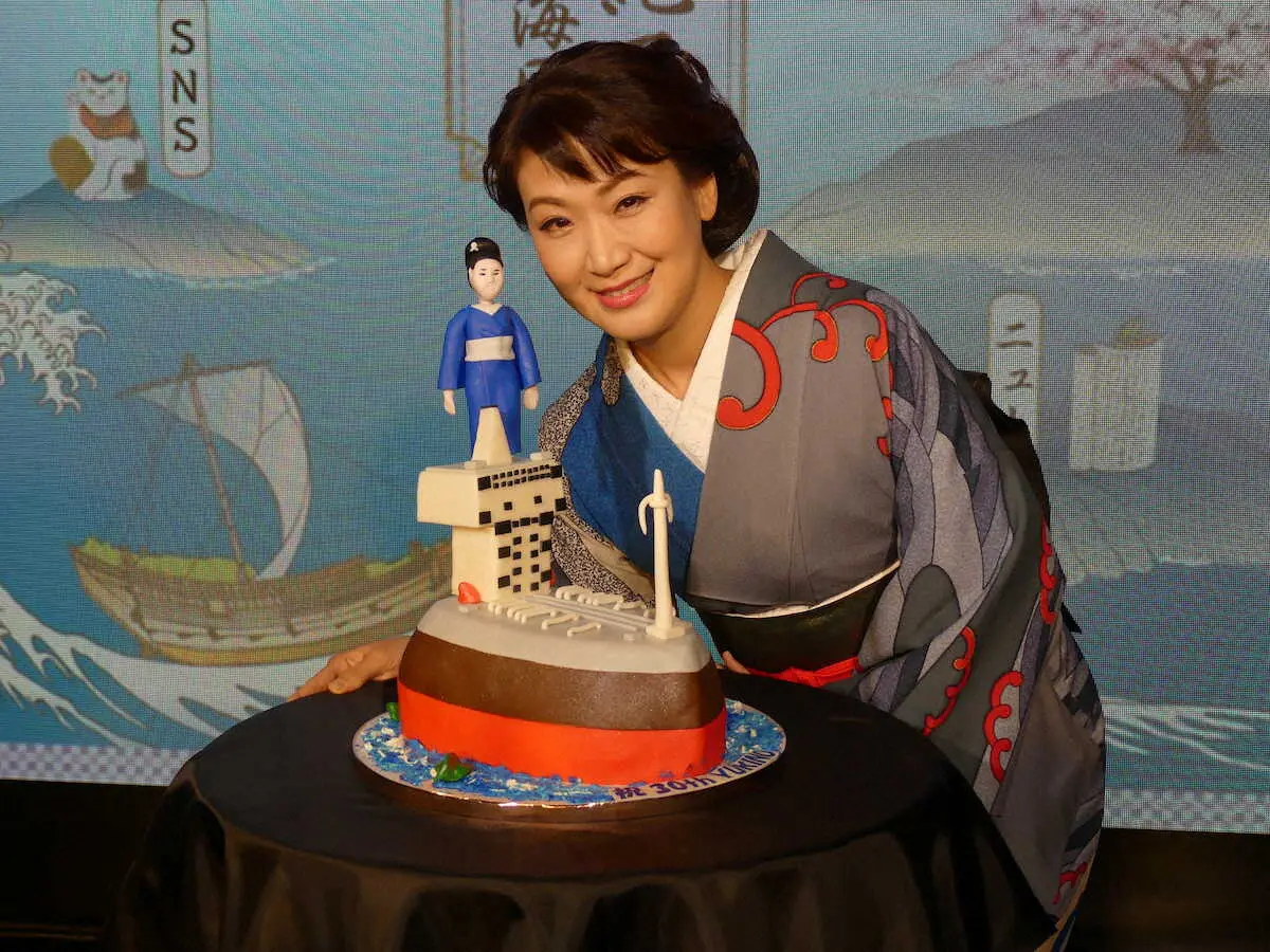 演歌歌手の市川由紀乃が47歳のバースデー　特製の船の衣装で30周年イヤーの船出
