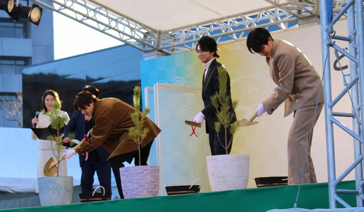 浜松市での大河「どうする家康」イベントで松の植樹をする（左から）山田裕貴、松本潤、杉野遥亮