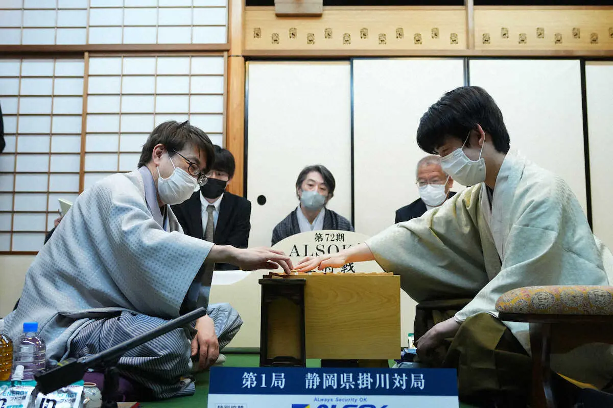 【画像・写真】藤井王将先勝！隙なしタイトル戦最速40勝　羽生九段から将棋史に残る初勝利　うさ耳にも満面の笑み