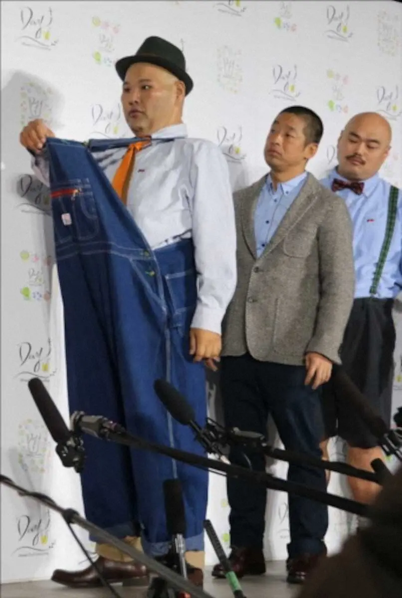 2017年、135キロから93キロまで減量し、ダイエット前のオーバーオールを着てみせる安田大サーカスのHIRO。中央は団長安田、右はクロちゃん