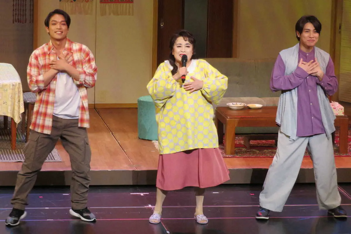「喜劇　老後の資金がありません」で歌や踊りも披露する（左から）原嘉孝、渡辺えり、松本幸大　　　　　　　　　　　　　　　　　　　　　　　　　　　　　　　