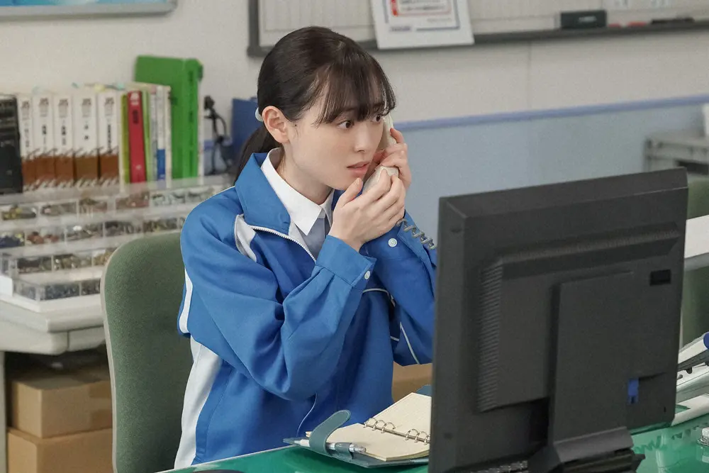 連続テレビ小説「舞いあがれ！」第74話。IWAKURA・事務室にて。ある電話を受ける岩倉舞（福原遥）（C）NHK