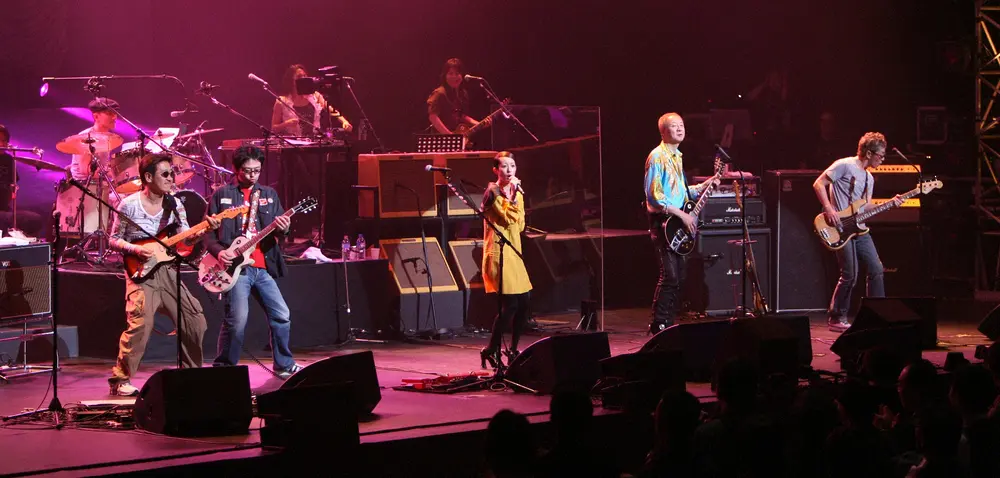 2007年3月の「サディスティック・ミカ・バンド」再結成ライブ。奥田民生（前列左から２人目）をゲストに熱唱する（前列左から）高中正義、木村カエラ、加藤和彦さん、小原礼。後列左のドラムは高橋幸宏さん
