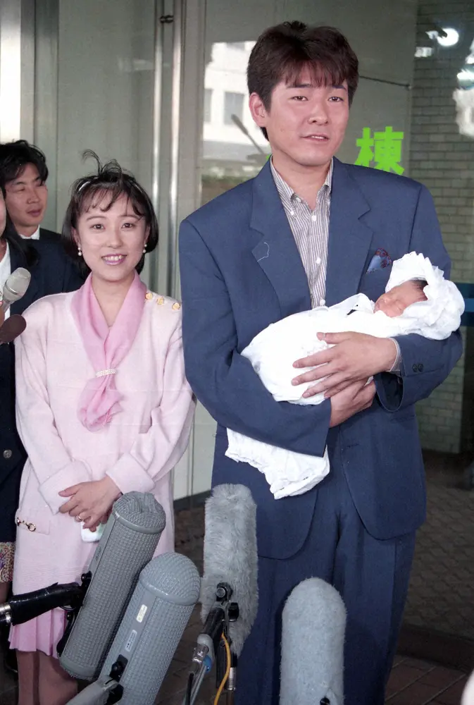 1994年、長女・桃花ちゃんを抱いて、つちやかおり（左）とともに退院する布川敏和