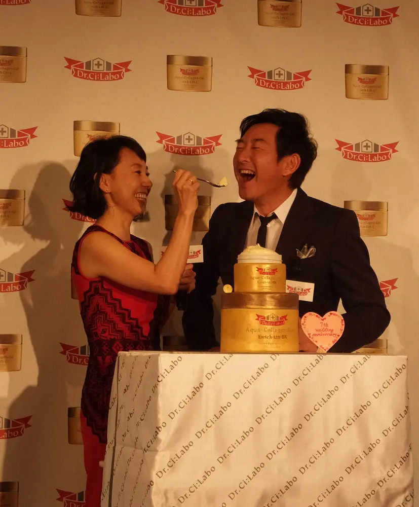 結婚記念日を迎え、妻でプロゴルファーの東尾理子にケーキを食べさせてもらう俳優の石田純一（2016年撮影）