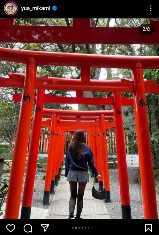 【画像・写真】三上悠亜　“制服風”ミニスカショット披露に「ずいぶんと色っぽい女子高生に」「黒タイツ暖かそう」