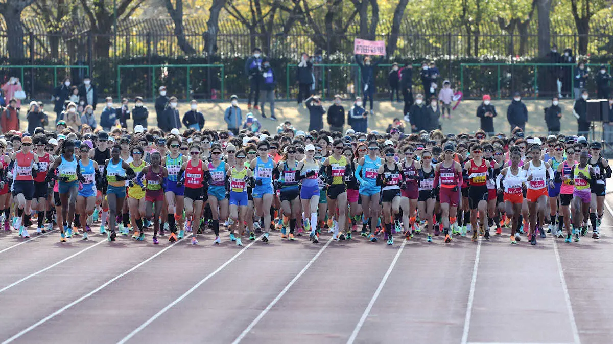 【画像・写真】アレは誰だ！？大阪国際女子マラソン　不気味コーデの並走観客にネット悲鳴「選手より目立ったあかん」