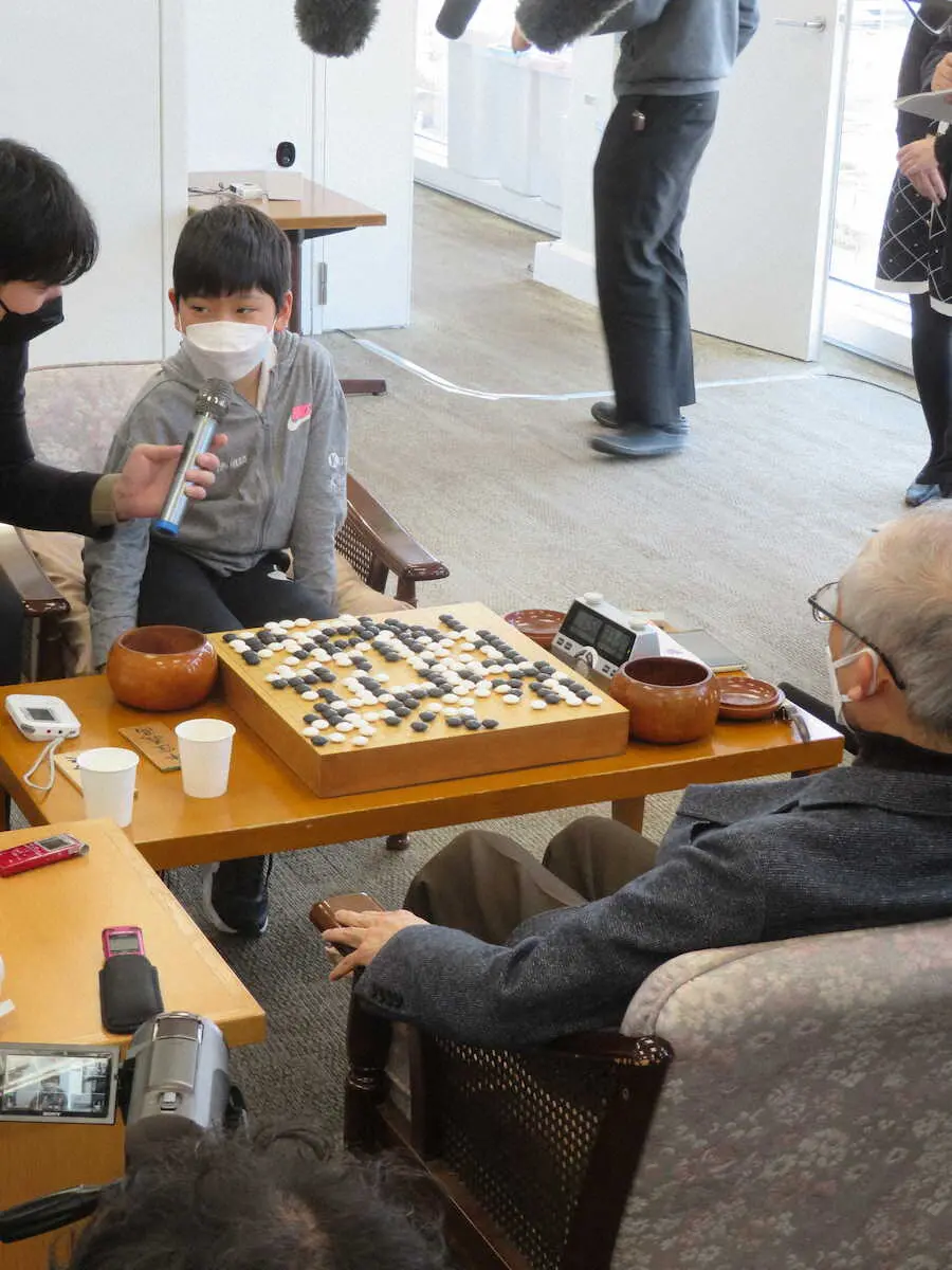 9歳9カ月の藤田初段、66歳差対決制して囲碁の公式戦最年少勝利！ご褒美は鬼ごっこ