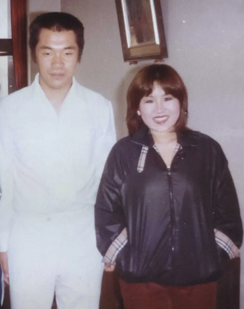 1980年、岡山公演での楽屋で天童よしみさんと