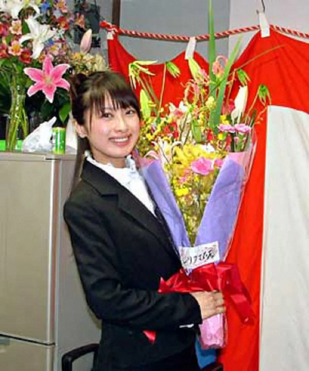 2008年、「美人すぎる」と話題になっている青森県八戸市の藤川優里市議。花束にも負けない可憐な美しさ