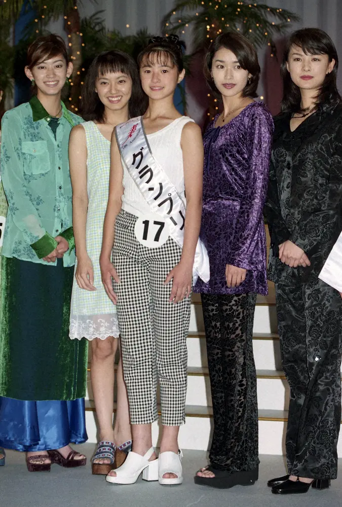 1997年、「全日本国民的美少女コンテスト」で国民的美少女に輝いた須藤温子さん(中央)は歴代グランプリの「先輩」(左から)佐藤藍子、今村雅美、細川直美、藤谷美紀に囲まれニッコリ