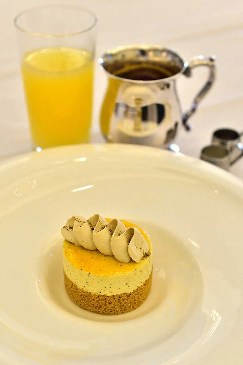 渡辺棋王の午後のおやつ「ほうじ茶ティラミス」と「信州リンゴジュース」、「アイスコーヒー」（日本将棋連盟提供）