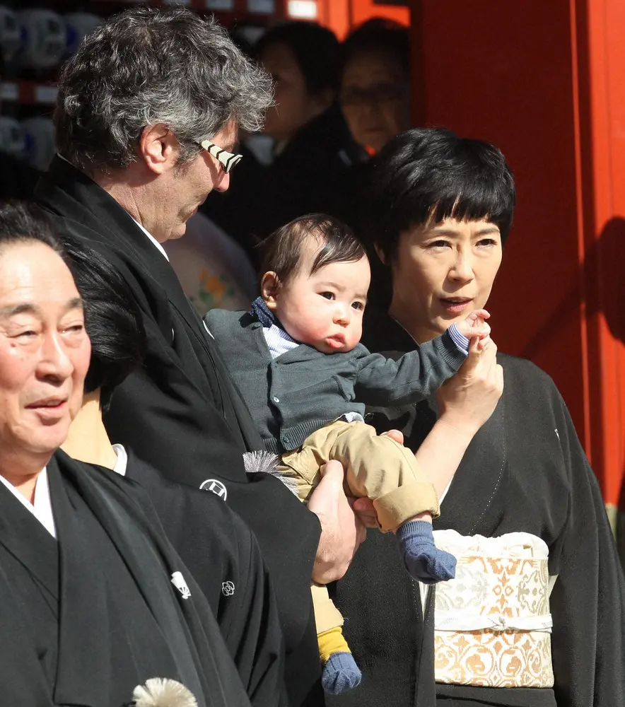 【画像・写真】2013年2月26日、寺島しのぶ夫妻が尾上菊之助挙式で長男を初お披露目。父で歌舞伎俳優、人間国宝の尾上菊五郎（左）、寺島しのぶ（右）、初お披露目の長男・眞秀（まほろ）ちゃん（右から２人目）、寺島の夫でフランス人アートディレクターのローラン・グナシア氏