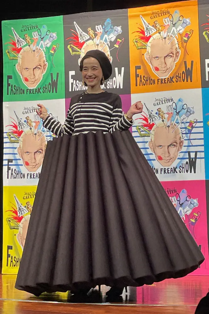 篠原ともえ　約10キロの自作ドレス披露！「自分の作ったデザインを世界に発信したい」