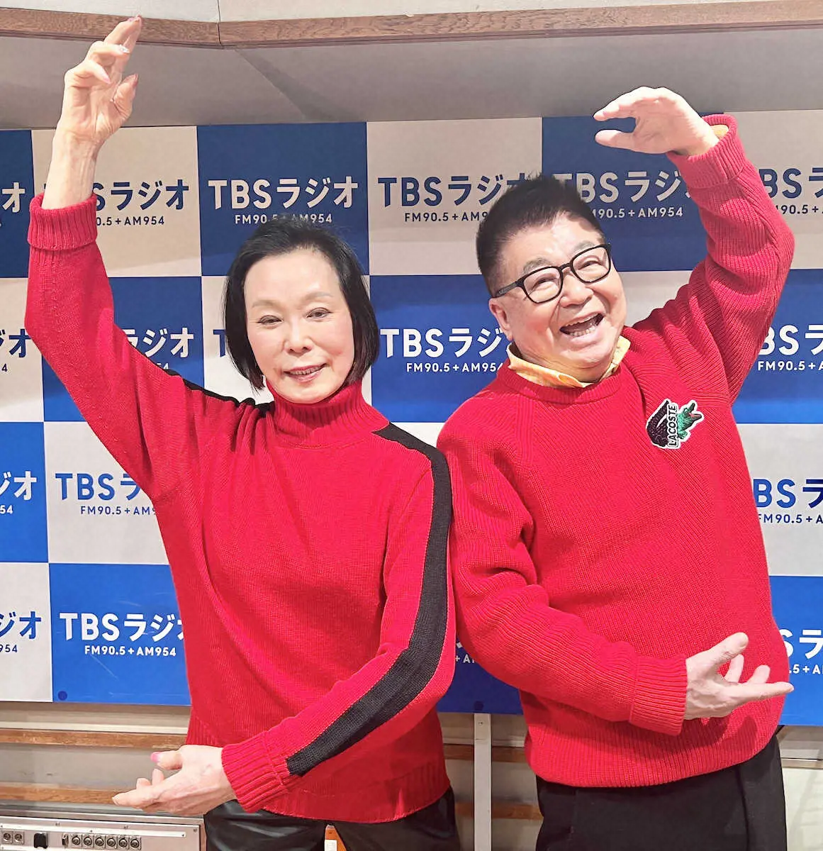 ポーズをとる藤田紀子（左）と生島ヒロシ