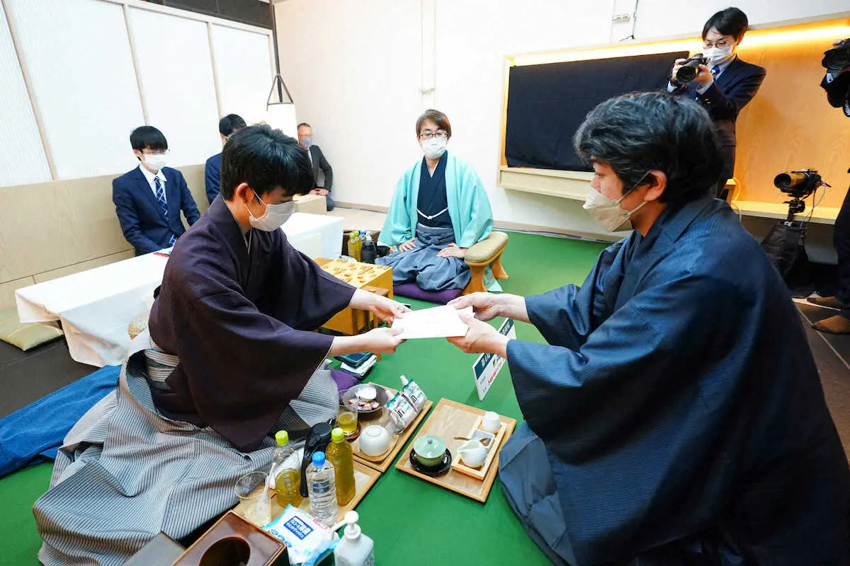 【画像・写真】藤井王将VS羽生九段　少し早く昼食休憩、はかま整え…　2・9　王将戦第4局第1日ドキュメント