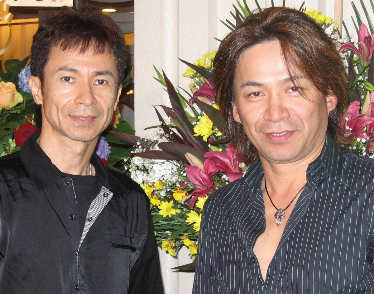 兄の加藤久仁彦（左）と弟の高道の「狩人」（2007年撮影）