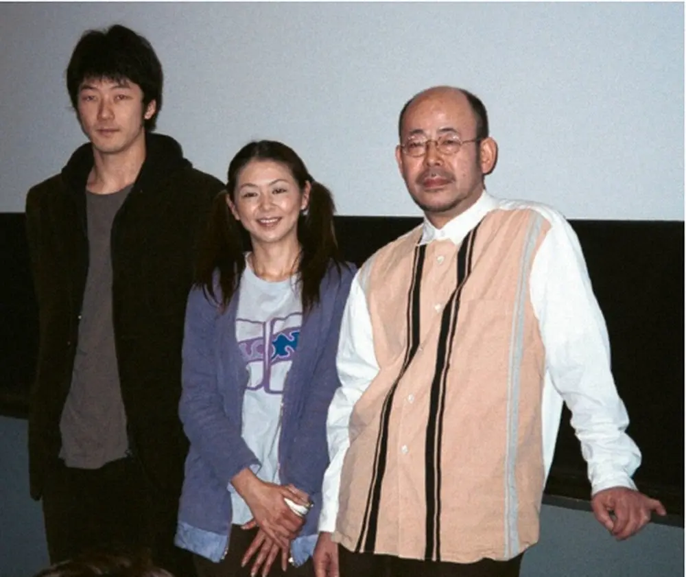 2001年3月、映画「風花」の公開初日あいさつをする（右から）相米慎二監督、小泉今日子、浅野忠信