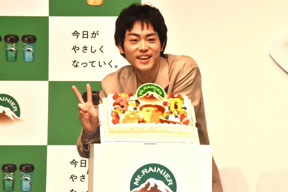 菅田将暉　30歳サプライズバースデーケーキに満面の笑み　「誕生日にしゃしゃり出てるみたいで…」